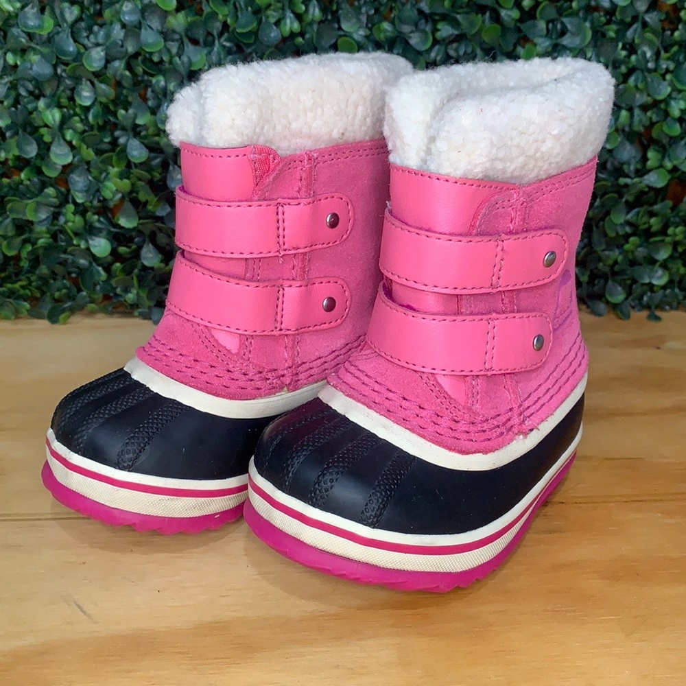 Waterproof Duck Boot with Faux Fur | Hot Pink & Black | Size 5 - Picture 1 of 6